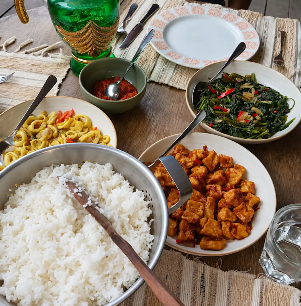 Meja sarapan di teras dengan hidangan lokal