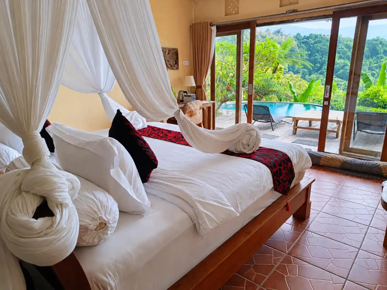 Deluxe King Room dengan perabot kayu dan tekstil alami